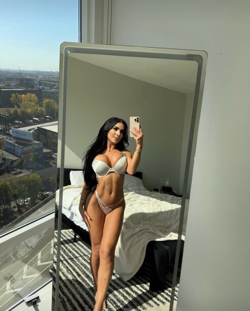 Sara OUTCALL - Photo 3