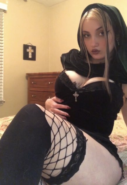 Youngest busty Goth girl/ Dommy mommy - Photo 2