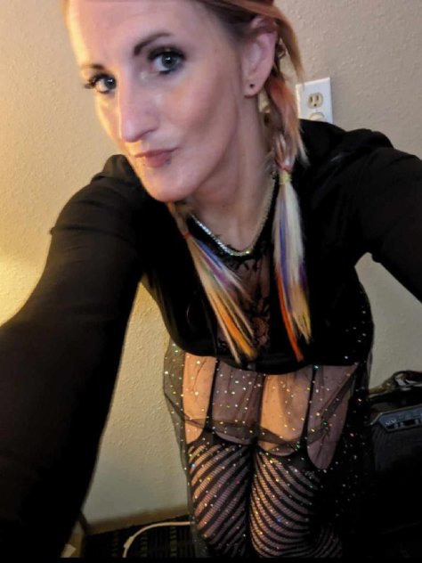 Sweet bubbly laid back people pleaser - Photo 2