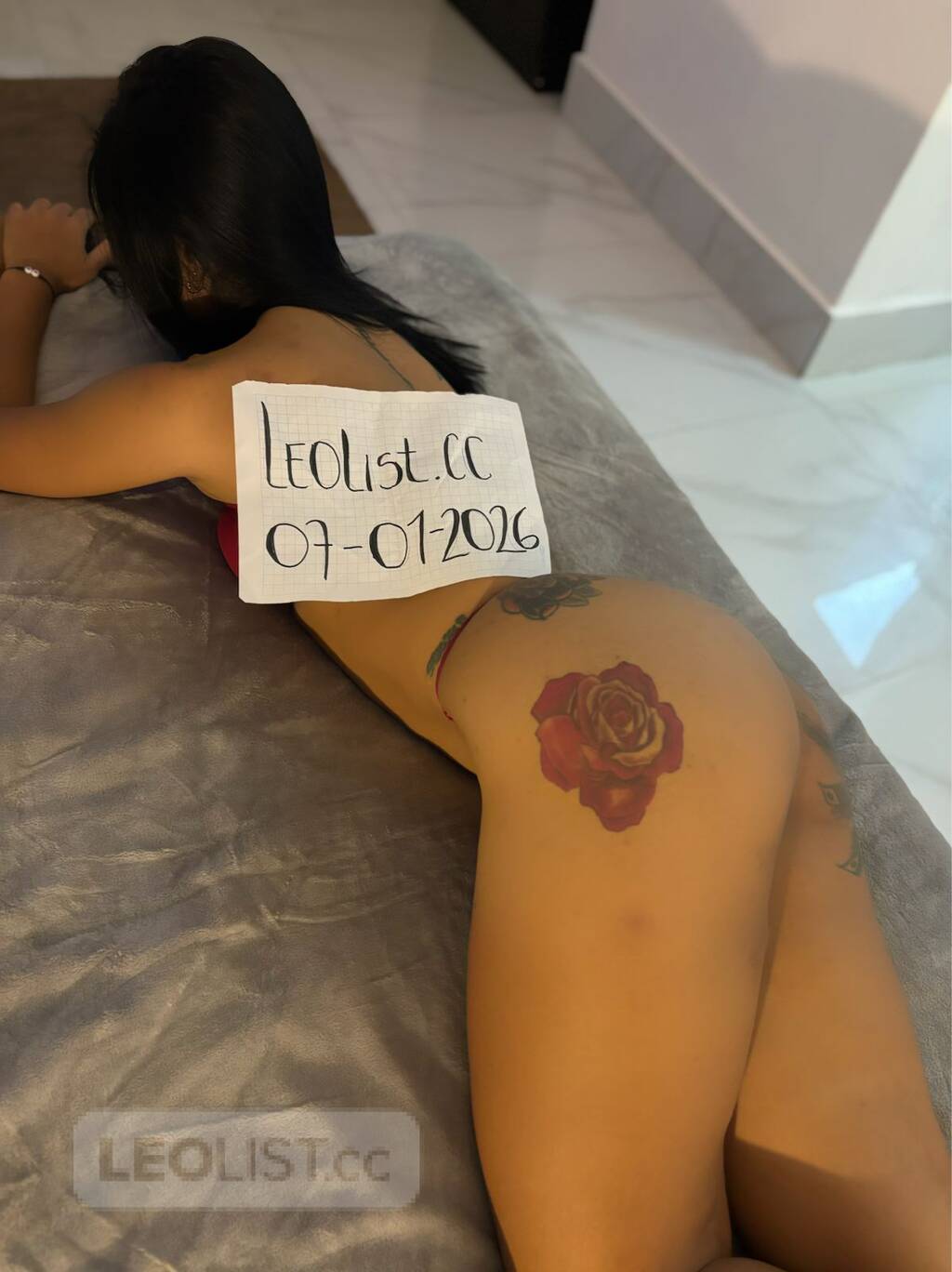 Hot and very sexy Indian woman with natural curves and lips - Photo 1