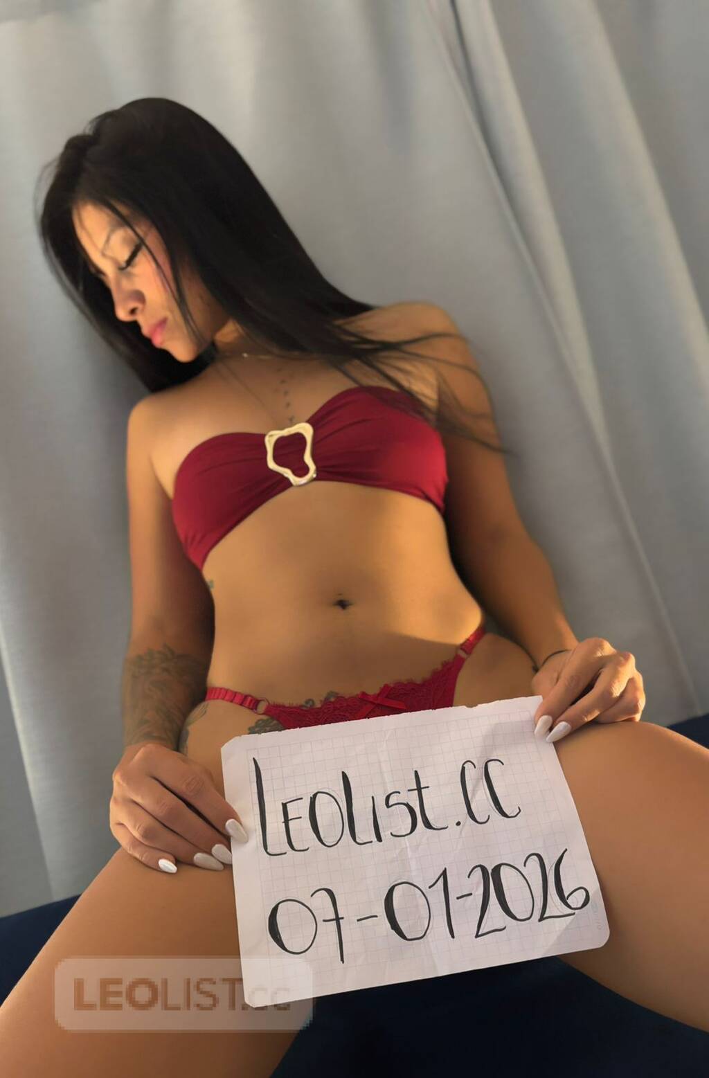 Hot and very sexy Indian woman with natural curves and lips - Photo 4