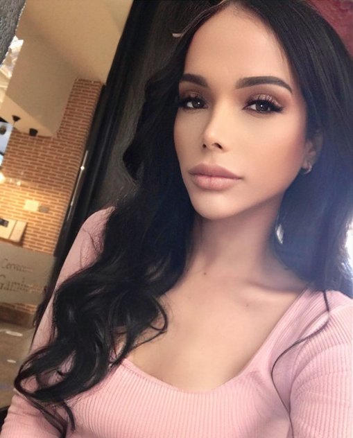 Stunning Pia - Photo 1
