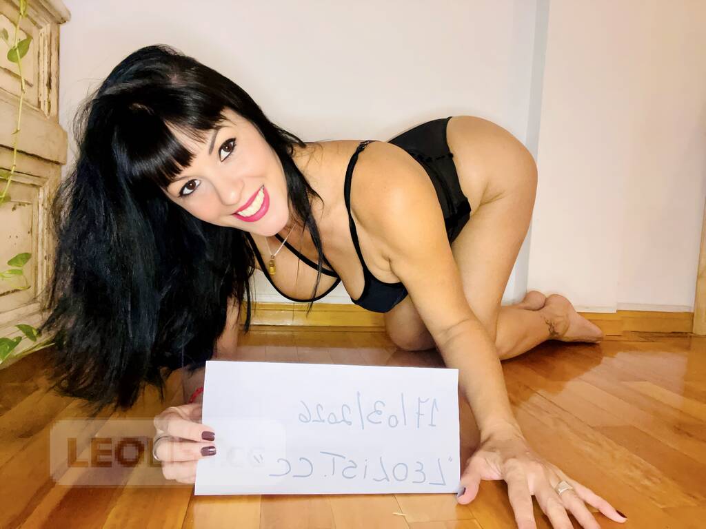 Newcomer 50+ brunette milf, huge 38dd tits - Photo 4