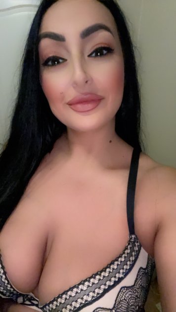 Exotic busty bombshell - Photo 4